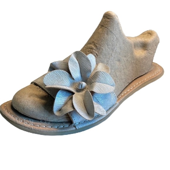 Sz8 BOC Tan wide strap flat sandals with a flower embellishment EUC - Picture 2 of 10